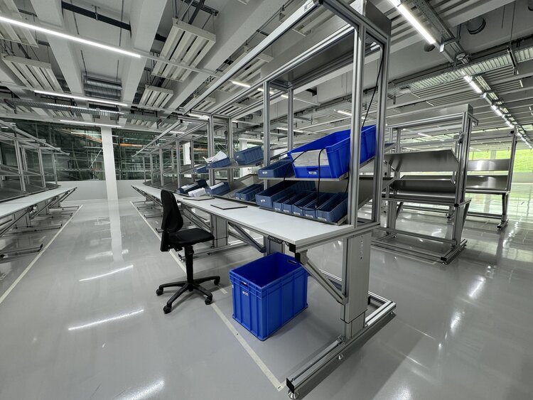 Auf die Plätze, fertig, los… unsere erste Produktion im Neubau unique wird aufgebaut!