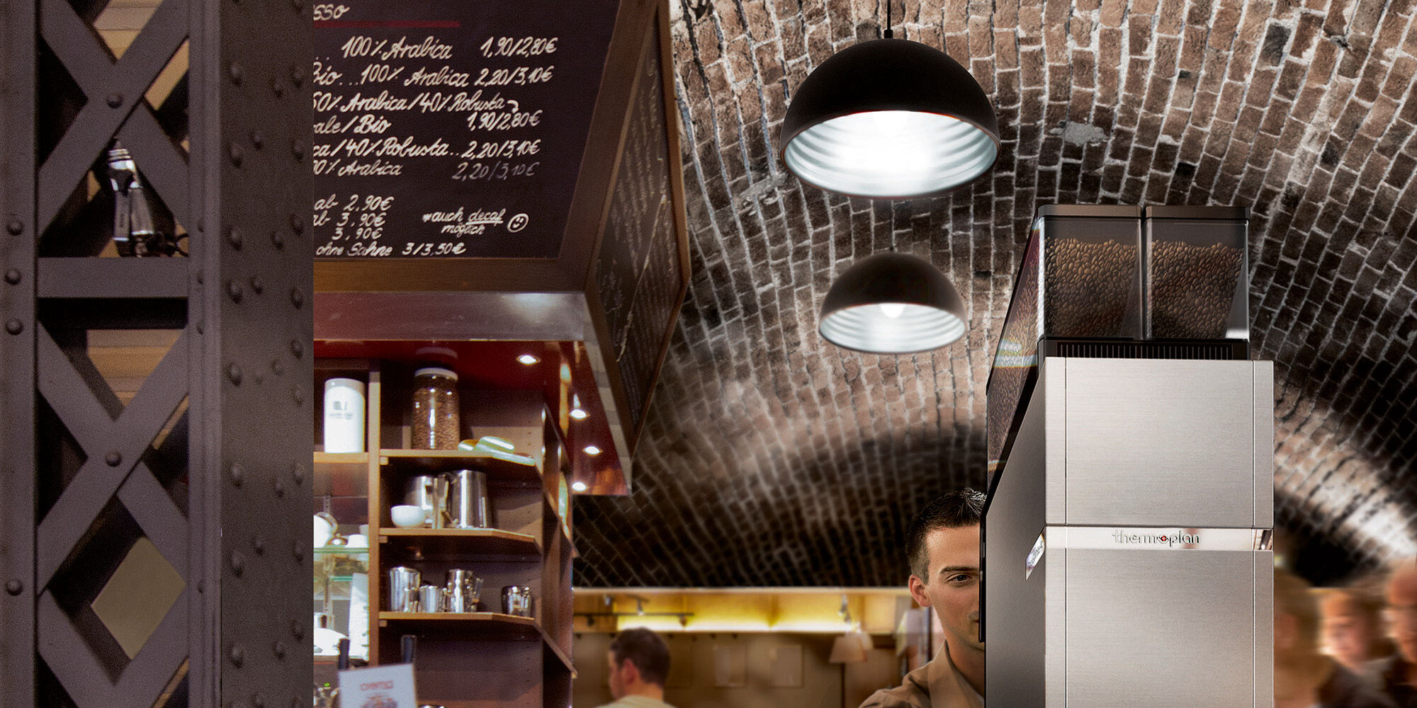 Kaffeemaschine in einer Bar mit Barmitarbeiter im Hintergrund