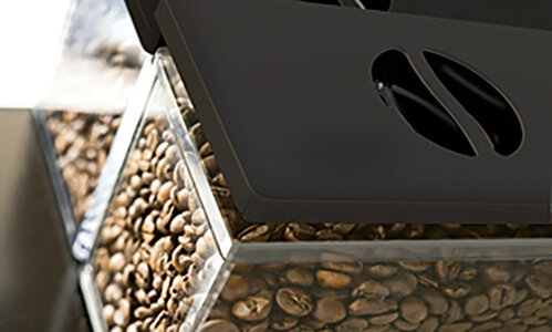 Kaffeebohnen in Bohnenbehälter einer Kaffeemaschine