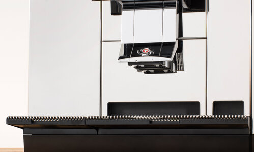 Auslauf eines silbernen Kaffeevollautomaten