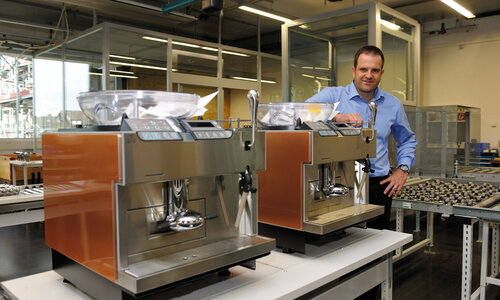 Starbucks Mastrena1 Kaffeemaschine in Thermoplan Produktion mit CEO