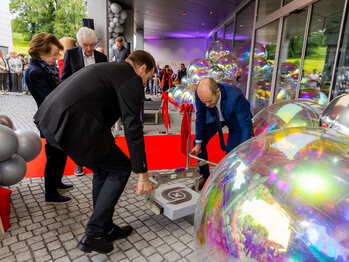 Grand Opening unique