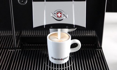 Auslauf Espresso Macchiato aus Kaffeevollautomat in Espressotasse