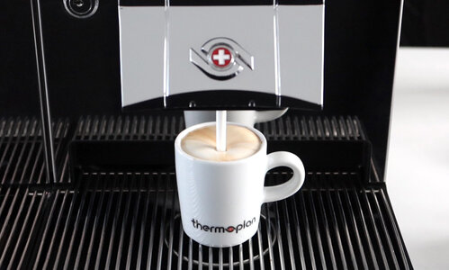 Coffee machine with single spout and espresso macchiato