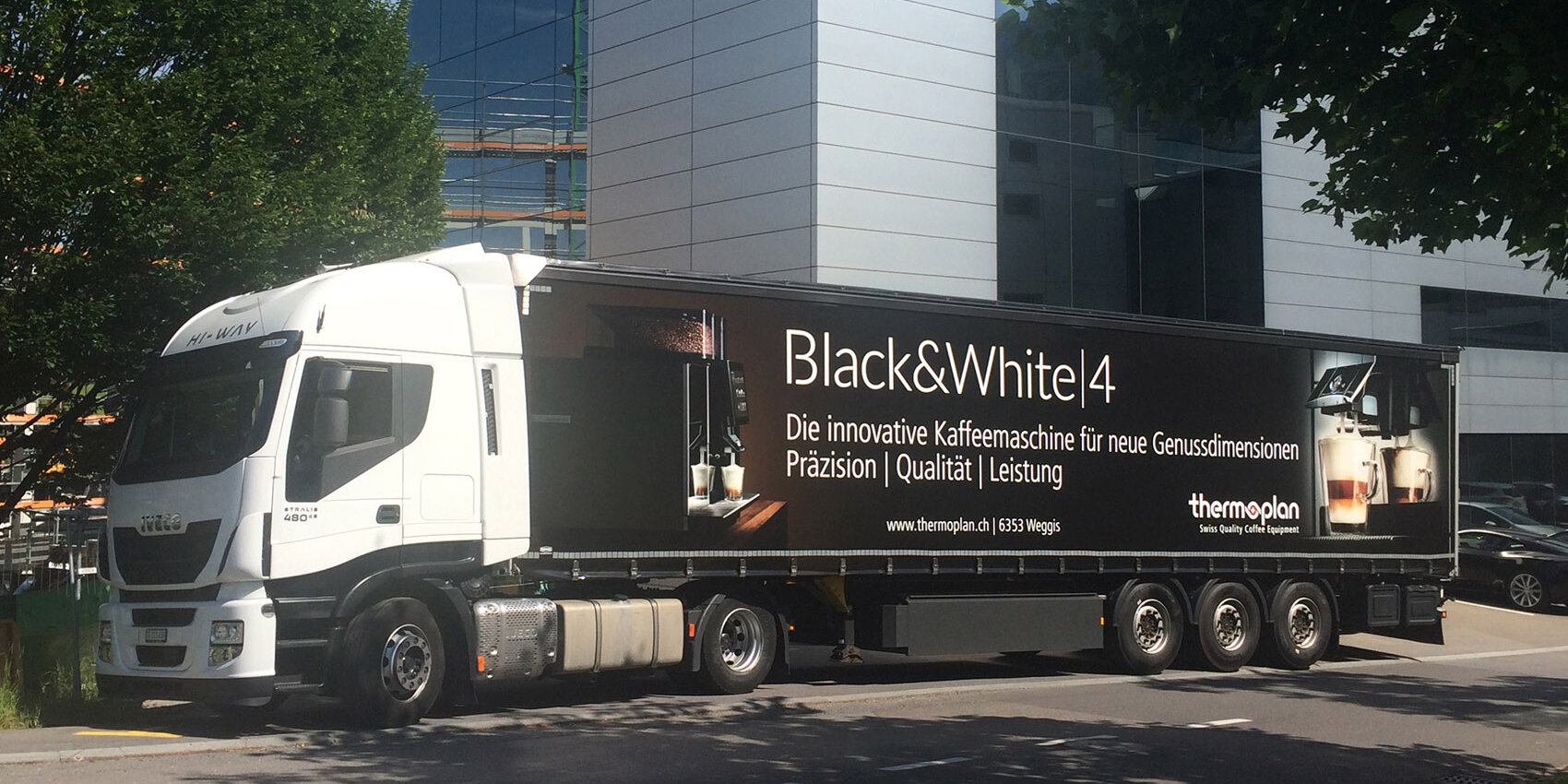Lastwagen mit Black&White4 Blache vor Thermoplan