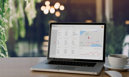 Laptop mit Telemetriesystem ThermoplanConnect auf Holztisch mit Kaffeetasse